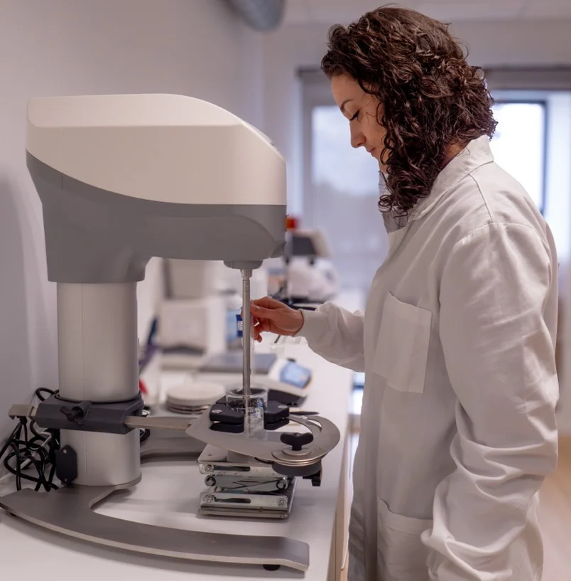 Christèle en préparation au laboratoire